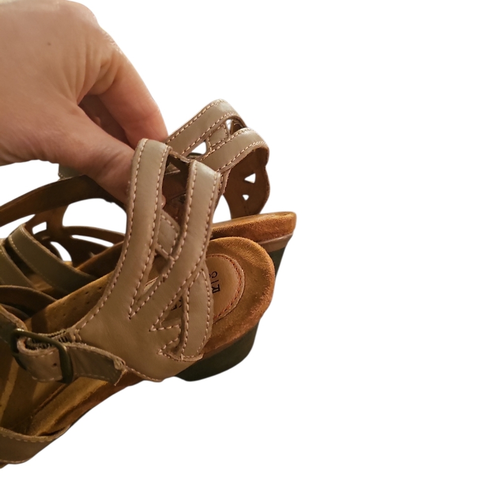 Cobb Hill Rockport Aubrey T Strap Sandals Taupe Beige Leather Sz 9.5 SH134 - Picture 6 of 7